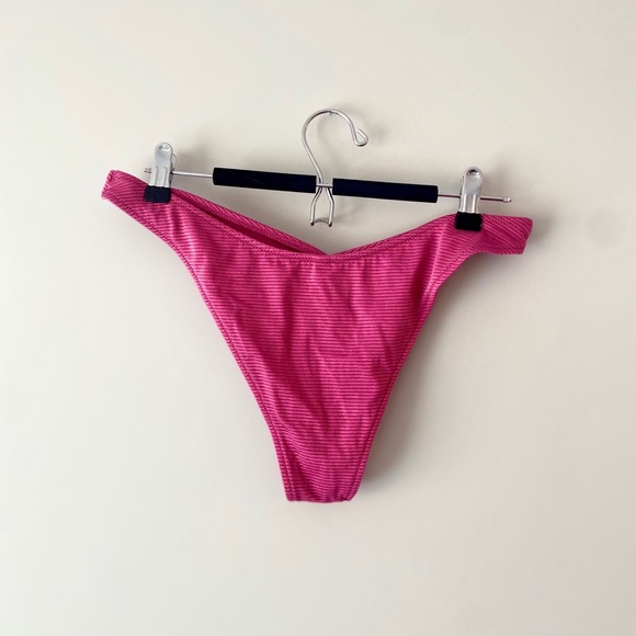 V-CUT KNOTTED BIKINI BOTTOM - Picture 4 of 4